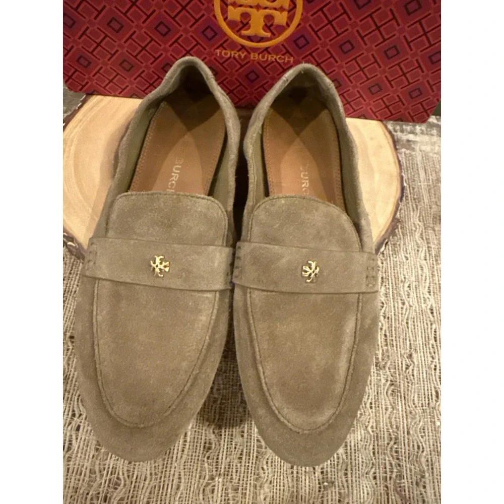 Tory Burch Ballet Loafer River Rock Size 8M 87258 Driving Shoes Suede Gold Logo